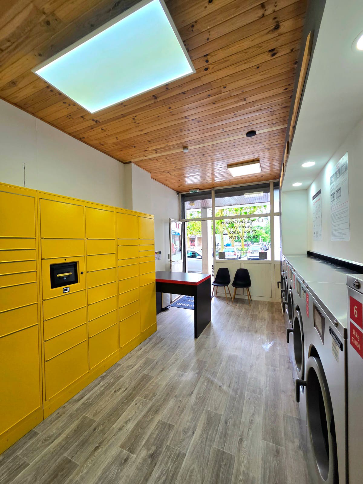 Casiers Amazon Locker et lave-linge grande capacité
